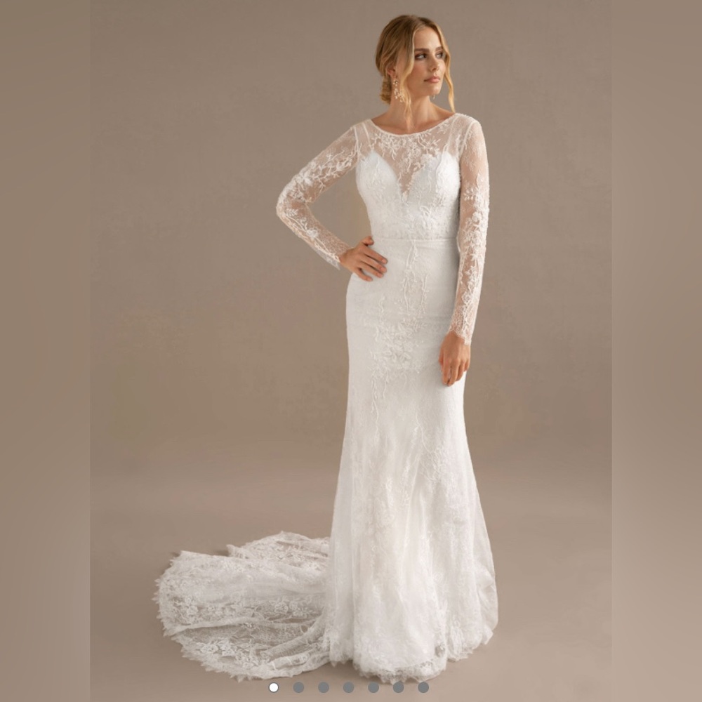 Brand New Wedding Dress, Never Worn, only tried on. Long sleeve, lace detail